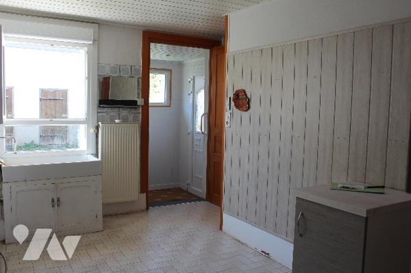 Maison de 70m²,  mitoyenne d'un côté, sur un terrain de 518m² avec dépendance et potager.