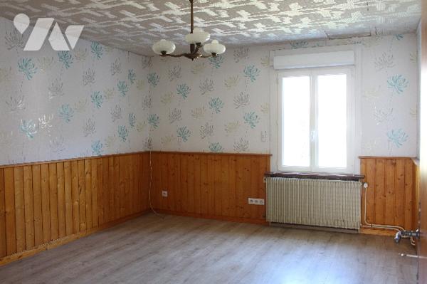 Maison de 70m²,  mitoyenne d'un côté, sur un terrain de 518m² avec dépendance et potager.