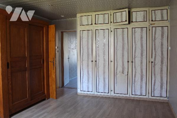 Maison de 70m²,  mitoyenne d'un côté, sur un terrain de 518m² avec dépendance et potager.