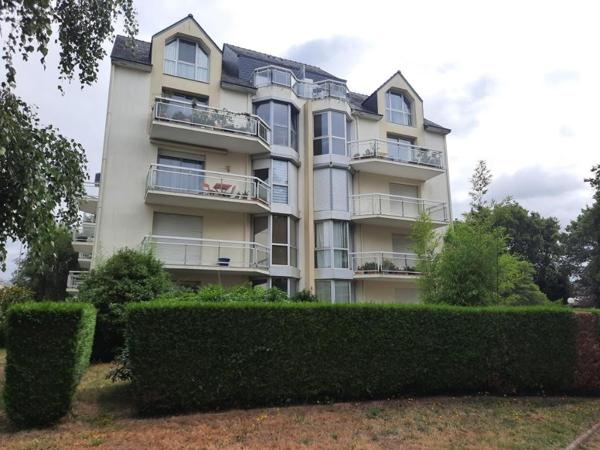 A VENDRE 56 VANNES La Madeleine, T3 66 m² en rdc avec terrasse et jardinet, cave et parking.