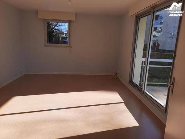 A VENDRE 56 VANNES La Madeleine, T3 66 m² en rdc avec terrasse et jardinet, cave et parking.