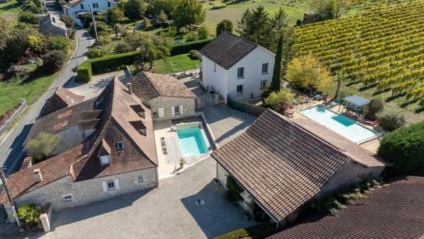 ENSEMBLE IMMOBILIER DE CARACTÈRE AVEC 4 HABITATIONS ET 2 PISCINES – POMPORT (24240)