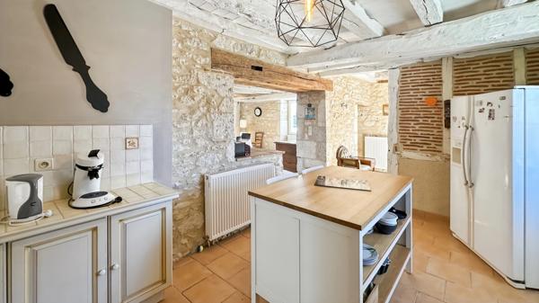 ENSEMBLE IMMOBILIER DE CARACTÈRE AVEC 4 HABITATIONS ET 2 PISCINES – POMPORT (24240)