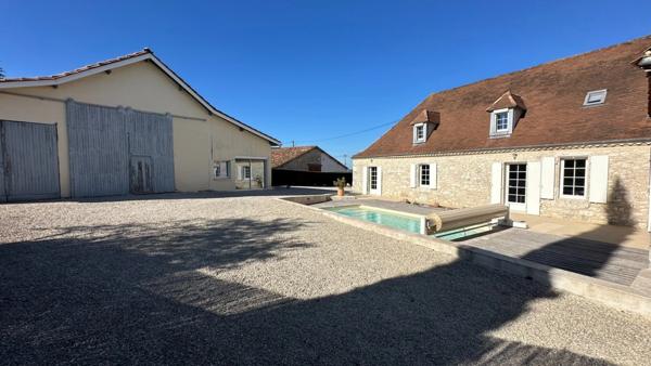 ENSEMBLE IMMOBILIER DE CARACTÈRE AVEC 4 HABITATIONS ET 2 PISCINES – POMPORT (24240)