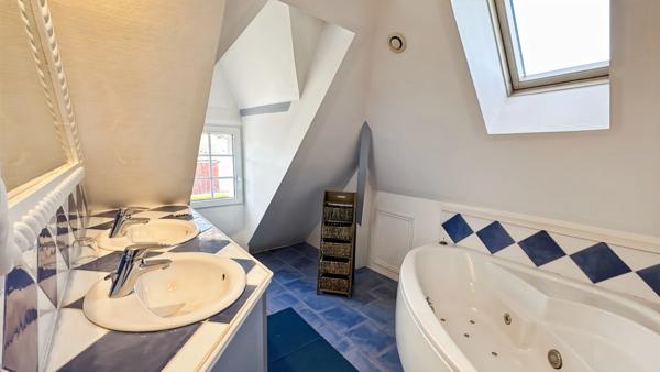 ENSEMBLE IMMOBILIER DE CARACTÈRE AVEC 4 HABITATIONS ET 2 PISCINES – POMPORT (24240)