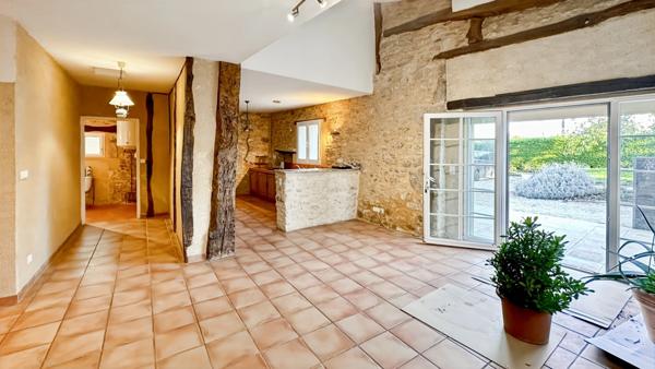 ENSEMBLE IMMOBILIER DE CARACTÈRE AVEC 4 HABITATIONS ET 2 PISCINES – POMPORT (24240)