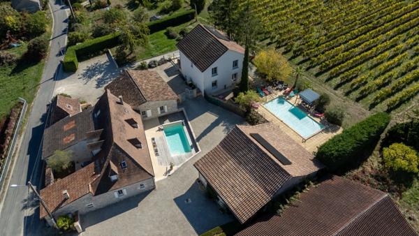 ENSEMBLE IMMOBILIER DE CARACTÈRE AVEC 4 HABITATIONS ET 2 PISCINES – POMPORT (24240)