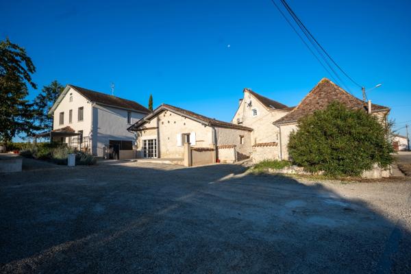 ENSEMBLE IMMOBILIER DE CARACTÈRE AVEC 4 HABITATIONS ET 2 PISCINES – POMPORT (24240)