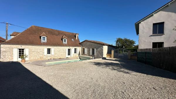 ENSEMBLE IMMOBILIER DE CARACTÈRE AVEC 4 HABITATIONS ET 2 PISCINES – POMPORT (24240)