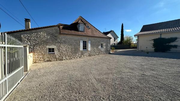 ENSEMBLE IMMOBILIER DE CARACTÈRE AVEC 4 HABITATIONS ET 2 PISCINES – POMPORT (24240)