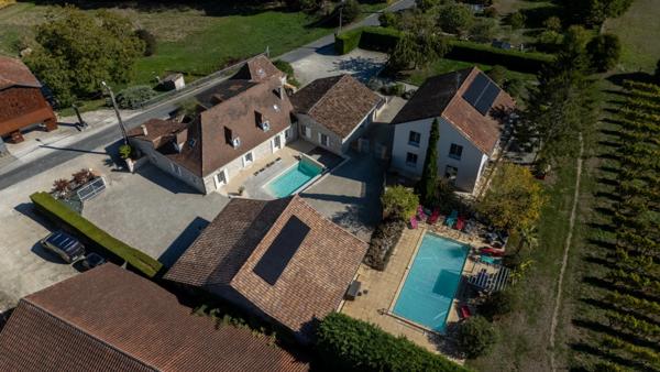 ENSEMBLE IMMOBILIER DE CARACTÈRE AVEC 4 HABITATIONS ET 2 PISCINES – POMPORT (24240)