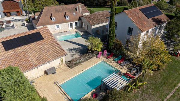ENSEMBLE IMMOBILIER DE CARACTÈRE AVEC 4 HABITATIONS ET 2 PISCINES – POMPORT (24240)