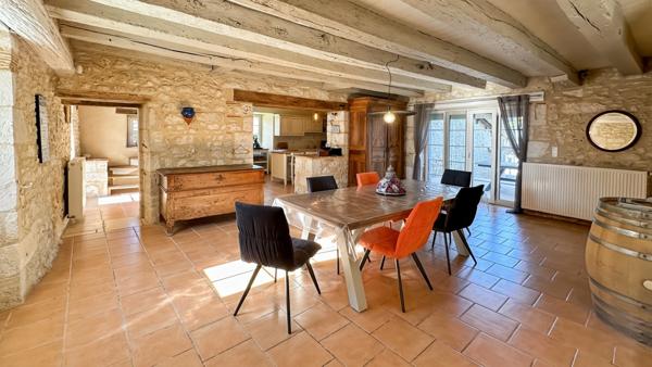 ENSEMBLE IMMOBILIER DE CARACTÈRE AVEC 4 HABITATIONS ET 2 PISCINES – POMPORT (24240)