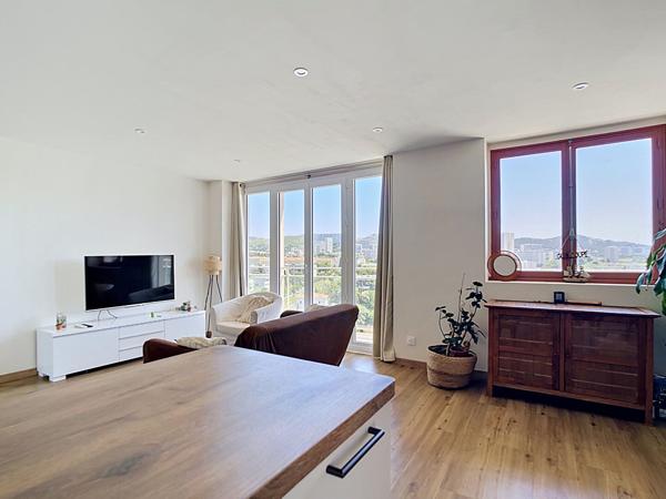 Vue PANORAMIQUE : Appartement T3 à vendre au 12ème étage à Marseille - Quartier Michelet