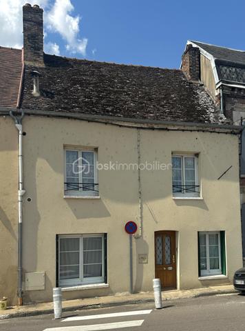 En exclusivité sur la commune de Pont-sur-Yonne, découvrez cette charmante maison de ville offrant un cadre de vie agréable avec jardin et cave.
Au rez-de-chaussée, vous serez accueilli par une entrée menant directement à une pièce de vie lumineuse, regroupant un salon et une salle à manger. Cet espace s'ouvre sur un coin cuisine fonctionnel, qui bénéficie d'un accès direct à la terrasse et au jardin.
Le premier étage dispose d'un bureau, idéal pour le télétravail ou les loisirs, ainsi que d'une grande chambre spacieuse.
Au deuxième et dernier étage, un palier dessert une chambre supplémentaire, une salle de bains ainsi que des toilettes séparées.
Pour obtenir de plus amples renseignements ou pour organiser une visite, n'hésitez pas à me contacter.