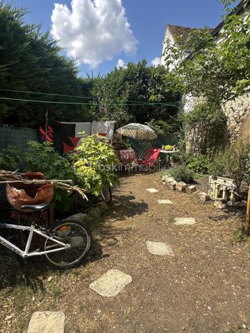 En exclusivité sur la commune de Pont-sur-Yonne, découvrez cette charmante maison de ville offrant un cadre de vie agréable avec jardin et cave.
Au rez-de-chaussée, vous serez accueilli par une entrée menant directement à une pièce de vie lumineuse, regroupant un salon et une salle à manger. Cet espace s'ouvre sur un coin cuisine fonctionnel, qui bénéficie d'un accès direct à la terrasse et au jardin.
Le premier étage dispose d'un bureau, idéal pour le télétravail ou les loisirs, ainsi que d'une grande chambre spacieuse.
Au deuxième et dernier étage, un palier dessert une chambre supplémentaire, une salle de bains ainsi que des toilettes séparées.
Pour obtenir de plus amples renseignements ou pour organiser une visite, n'hésitez pas à me contacter.