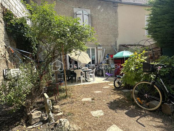 En exclusivité sur la commune de Pont-sur-Yonne, découvrez cette charmante maison de ville offrant un cadre de vie agréable avec jardin et cave.
Au rez-de-chaussée, vous serez accueilli par une entrée menant directement à une pièce de vie lumineuse, regroupant un salon et une salle à manger. Cet espace s'ouvre sur un coin cuisine fonctionnel, qui bénéficie d'un accès direct à la terrasse et au jardin.
Le premier étage dispose d'un bureau, idéal pour le télétravail ou les loisirs, ainsi que d'une grande chambre spacieuse.
Au deuxième et dernier étage, un palier dessert une chambre supplémentaire, une salle de bains ainsi que des toilettes séparées.
Pour obtenir de plus amples renseignements ou pour organiser une visite, n'hésitez pas à me contacter.