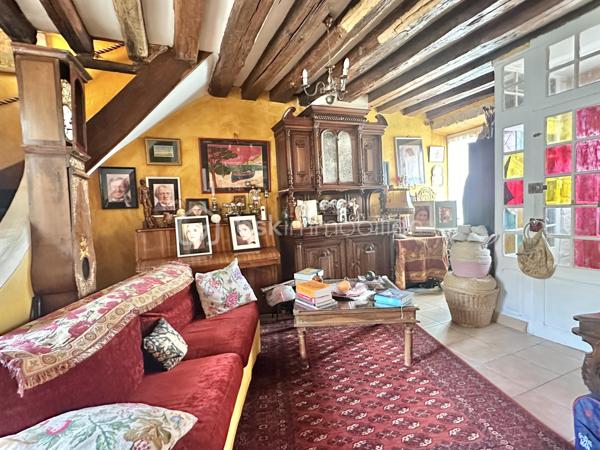 En exclusivité sur la commune de Pont-sur-Yonne, découvrez cette charmante maison de ville offrant un cadre de vie agréable avec jardin et cave.
Au rez-de-chaussée, vous serez accueilli par une entrée menant directement à une pièce de vie lumineuse, regroupant un salon et une salle à manger. Cet espace s'ouvre sur un coin cuisine fonctionnel, qui bénéficie d'un accès direct à la terrasse et au jardin.
Le premier étage dispose d'un bureau, idéal pour le télétravail ou les loisirs, ainsi que d'une grande chambre spacieuse.
Au deuxième et dernier étage, un palier dessert une chambre supplémentaire, une salle de bains ainsi que des toilettes séparées.
Pour obtenir de plus amples renseignements ou pour organiser une visite, n'hésitez pas à me contacter.