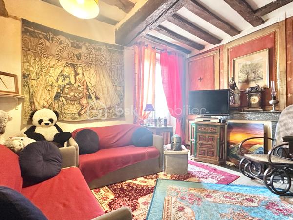 En exclusivité sur la commune de Pont-sur-Yonne, découvrez cette charmante maison de ville offrant un cadre de vie agréable avec jardin et cave.
Au rez-de-chaussée, vous serez accueilli par une entrée menant directement à une pièce de vie lumineuse, regroupant un salon et une salle à manger. Cet espace s'ouvre sur un coin cuisine fonctionnel, qui bénéficie d'un accès direct à la terrasse et au jardin.
Le premier étage dispose d'un bureau, idéal pour le télétravail ou les loisirs, ainsi que d'une grande chambre spacieuse.
Au deuxième et dernier étage, un palier dessert une chambre supplémentaire, une salle de bains ainsi que des toilettes séparées.
Pour obtenir de plus amples renseignements ou pour organiser une visite, n'hésitez pas à me contacter.