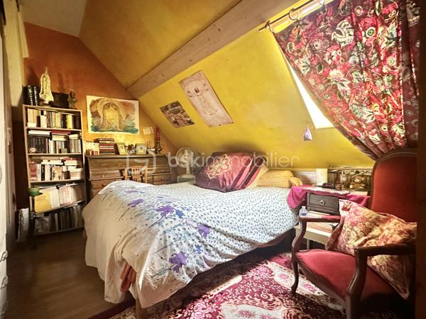 En exclusivité sur la commune de Pont-sur-Yonne, découvrez cette charmante maison de ville offrant un cadre de vie agréable avec jardin et cave.
Au rez-de-chaussée, vous serez accueilli par une entrée menant directement à une pièce de vie lumineuse, regroupant un salon et une salle à manger. Cet espace s'ouvre sur un coin cuisine fonctionnel, qui bénéficie d'un accès direct à la terrasse et au jardin.
Le premier étage dispose d'un bureau, idéal pour le télétravail ou les loisirs, ainsi que d'une grande chambre spacieuse.
Au deuxième et dernier étage, un palier dessert une chambre supplémentaire, une salle de bains ainsi que des toilettes séparées.
Pour obtenir de plus amples renseignements ou pour organiser une visite, n'hésitez pas à me contacter.