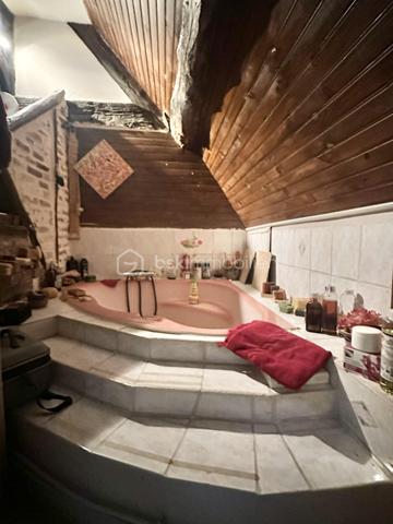 En exclusivité sur la commune de Pont-sur-Yonne, découvrez cette charmante maison de ville offrant un cadre de vie agréable avec jardin et cave.
Au rez-de-chaussée, vous serez accueilli par une entrée menant directement à une pièce de vie lumineuse, regroupant un salon et une salle à manger. Cet espace s'ouvre sur un coin cuisine fonctionnel, qui bénéficie d'un accès direct à la terrasse et au jardin.
Le premier étage dispose d'un bureau, idéal pour le télétravail ou les loisirs, ainsi que d'une grande chambre spacieuse.
Au deuxième et dernier étage, un palier dessert une chambre supplémentaire, une salle de bains ainsi que des toilettes séparées.
Pour obtenir de plus amples renseignements ou pour organiser une visite, n'hésitez pas à me contacter.