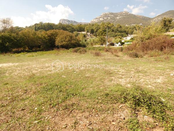 Terrain de 2 078 m²
