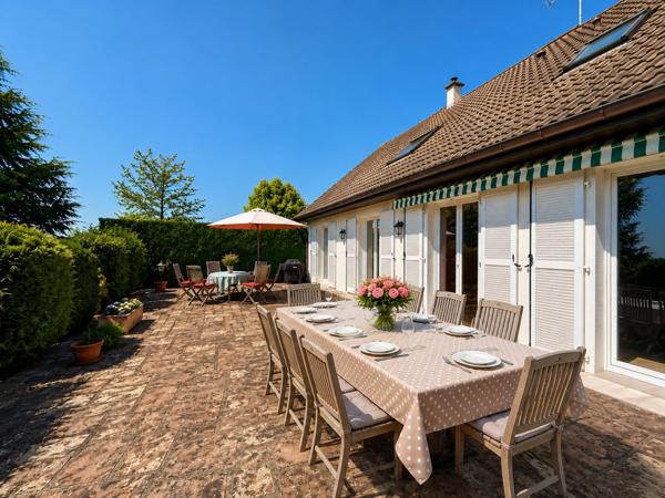 LURE – Élégante propriété de 215 m² avec vaste terrasse, jardin arboré et sous-sol complet