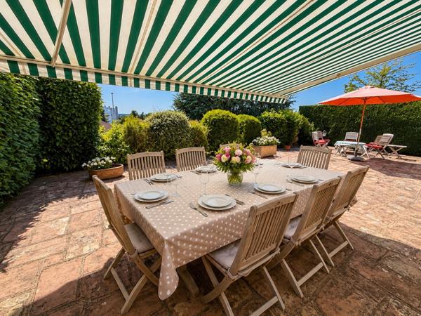 LURE – Élégante propriété de 215 m² avec vaste terrasse, jardin arboré et sous-sol complet
