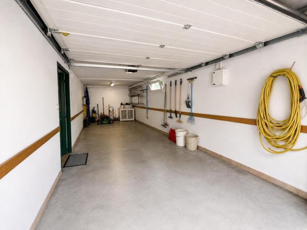 LURE – Élégante propriété de 215 m² avec vaste terrasse, jardin arboré et sous-sol complet