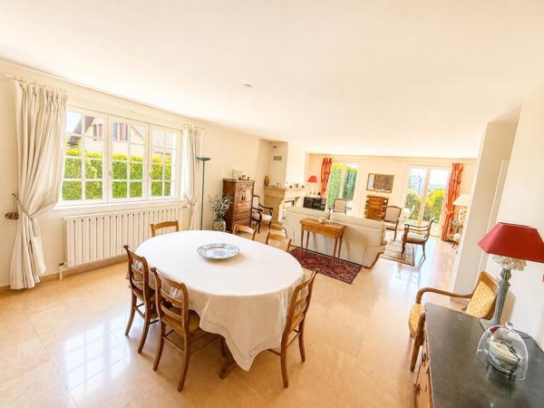 LURE – Élégante propriété de 215 m² avec vaste terrasse, jardin arboré et sous-sol complet