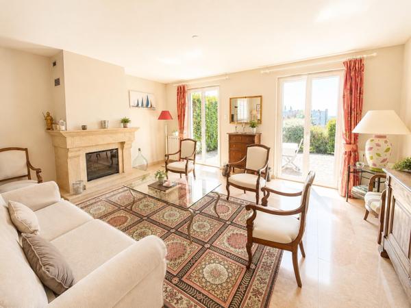 LURE – Élégante propriété de 215 m² avec vaste terrasse, jardin arboré et sous-sol complet