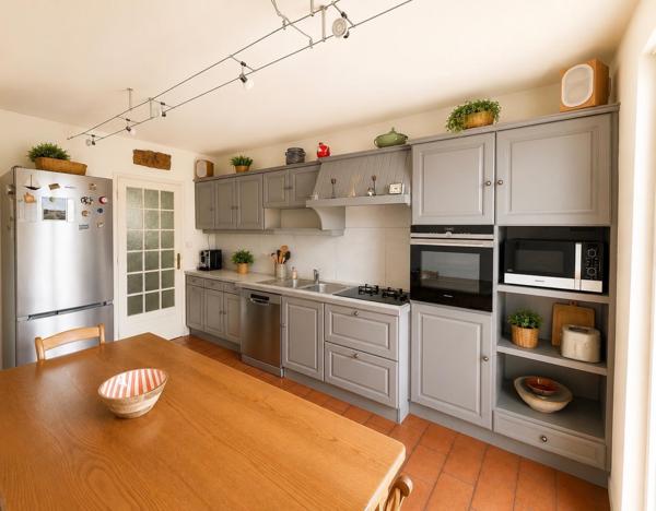 LURE – Élégante propriété de 215 m² avec vaste terrasse, jardin arboré et sous-sol complet