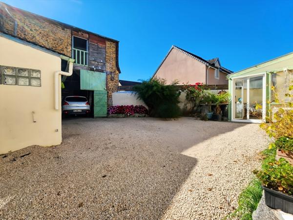 Maison de village bio climatique + grange + cour + jardin