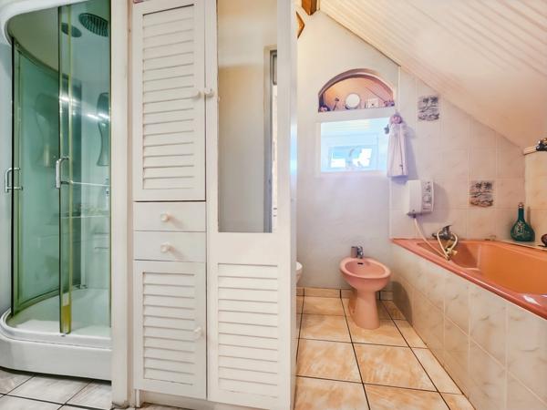 Maison de village bio climatique + grange + cour + jardin