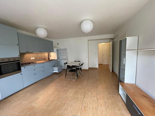 T2 Proche église BAGNOLET avec balcon et parking