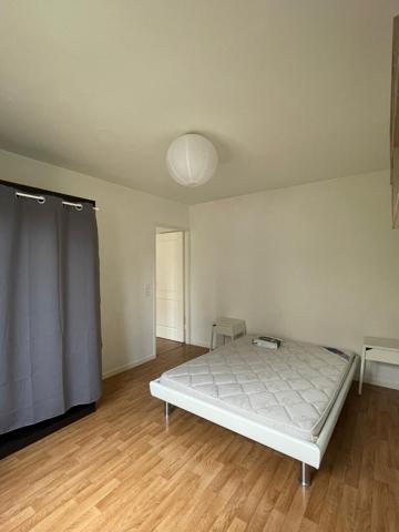 T2 Proche église BAGNOLET avec balcon et parking
