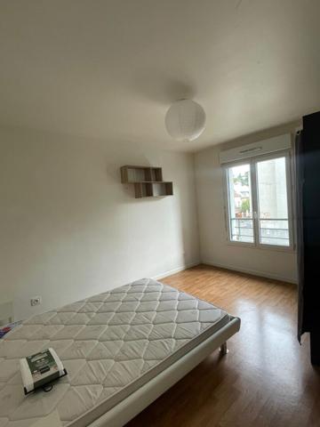 T2 Proche église BAGNOLET avec balcon et parking