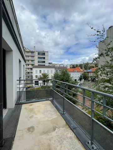 T2 Proche église BAGNOLET avec balcon et parking