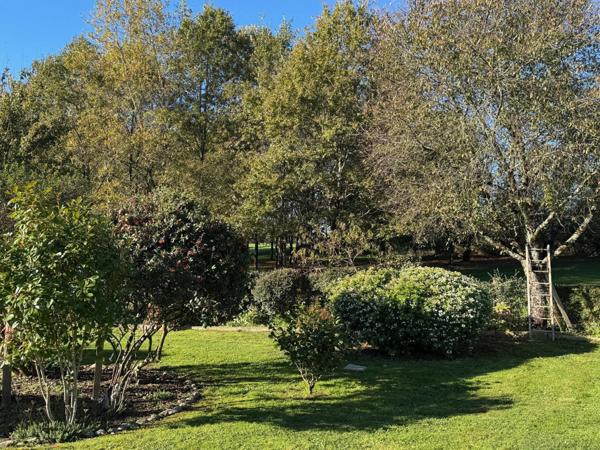 Individuelle, bien agencée - Près d'un Hectare !