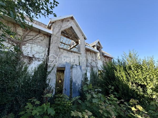 Située sur la commune de Saint-Pierre des Fleurs, à deux pas des commodités. 

Parcelle de 400 m2, constructible et viabilisé.

Une construction d'environ 90 m2 est déjà présente sur le terrain.
La charpente a été contrôlée et validée. Le permis de construire est toujours en cours de validé.

L'assainissement est collectif.

une visite filmée est disponible sur YT (ÉLISE SOARES immobilier).