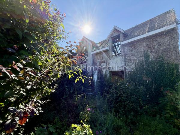 Située sur la commune de Saint-Pierre des Fleurs, à deux pas des commodités. 

Parcelle de 400 m2, constructible et viabilisé.

Une construction d'environ 90 m2 est déjà présente sur le terrain.
La charpente a été contrôlée et validée. Le permis de construire est toujours en cours de validé.

L'assainissement est collectif.

une visite filmée est disponible sur YT (ÉLISE SOARES immobilier).
