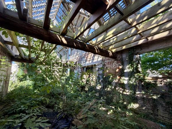 Située sur la commune de Saint-Pierre des Fleurs, à deux pas des commodités. 

Parcelle de 400 m2, constructible et viabilisé.

Une construction d'environ 90 m2 est déjà présente sur le terrain.
La charpente a été contrôlée et validée. Le permis de construire est toujours en cours de validé.

L'assainissement est collectif.

une visite filmée est disponible sur YT (ÉLISE SOARES immobilier).