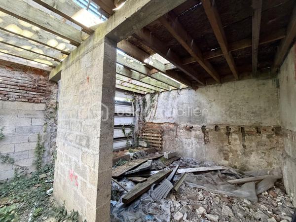 Située sur la commune de Saint-Pierre des Fleurs, à deux pas des commodités. 

Parcelle de 400 m2, constructible et viabilisé.

Une construction d'environ 90 m2 est déjà présente sur le terrain.
La charpente a été contrôlée et validée. Le permis de construire est toujours en cours de validé.

L'assainissement est collectif.

une visite filmée est disponible sur YT (ÉLISE SOARES immobilier).