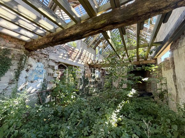 Située sur la commune de Saint-Pierre des Fleurs, à deux pas des commodités. 

Parcelle de 400 m2, constructible et viabilisé.

Une construction d'environ 90 m2 est déjà présente sur le terrain.
La charpente a été contrôlée et validée. Le permis de construire est toujours en cours de validé.

L'assainissement est collectif.

une visite filmée est disponible sur YT (ÉLISE SOARES immobilier).