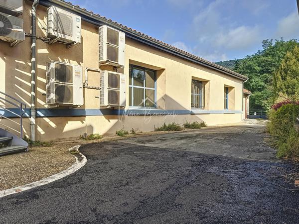 Saint-Affrique (12400) Bâtiment de 236 m² – Emplacement Idéal pour Commerce ou Artisanat