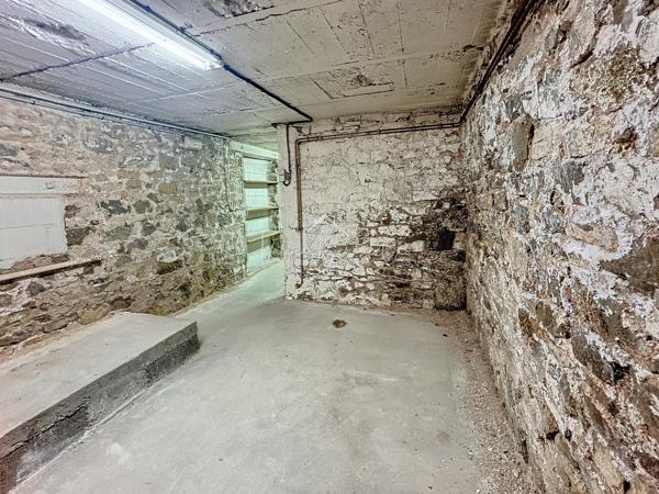 Saint-Affrique (12400) Bâtiment de 236 m² – Emplacement Idéal pour Commerce ou Artisanat