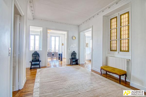 Le Chesnay limite Versailles Rive-Droite Appartement 7 pièces 271 m² carrez situé au 3ème étage d'un immeuble Haussmannien avec ascenseur, cave et jardin partagé 2 360 000 € **  - Référence  27879