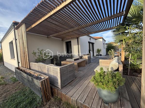 Pavillon individuel sur la commune d'Anetz. Construit en 2021 avec de belle prestations architectural et une décoration élégante et soignée.

Venez découvrir ce bien rare sur le secteur d'une surface de 116m2, composé d'une grande pièce à vivre orientée plein sud avec aucun vis a vis, trois chambres, une salle de douche, une buanderie et un garage.
Plancher chauffant et rafraichissant en aérothermie.

Coté extérieur, une superbe terrasse bois cocooning avec  salon et spa.
Le tous sur un terrain  entièrement clos de 509m2 sans vis a vis.