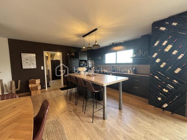 Pavillon individuel sur la commune d'Anetz. Construit en 2021 avec de belle prestations architectural et une décoration élégante et soignée.

Venez découvrir ce bien rare sur le secteur d'une surface de 116m2, composé d'une grande pièce à vivre orientée plein sud avec aucun vis a vis, trois chambres, une salle de douche, une buanderie et un garage.
Plancher chauffant et rafraichissant en aérothermie.

Coté extérieur, une superbe terrasse bois cocooning avec  salon et spa.
Le tous sur un terrain  entièrement clos de 509m2 sans vis a vis.