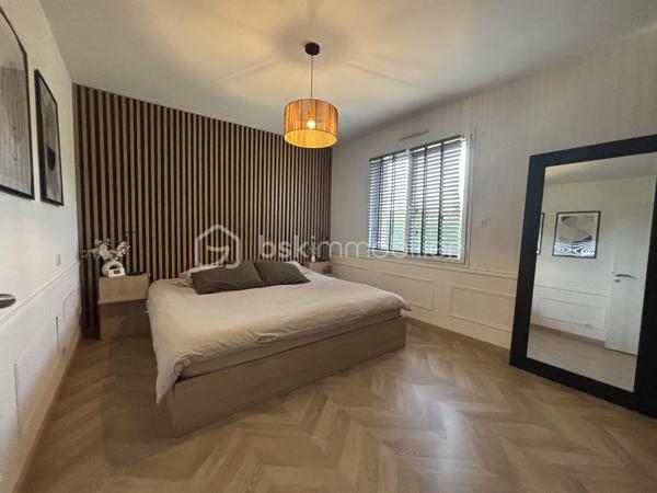 Pavillon individuel sur la commune d'Anetz. Construit en 2021 avec de belle prestations architectural et une décoration élégante et soignée.

Venez découvrir ce bien rare sur le secteur d'une surface de 116m2, composé d'une grande pièce à vivre orientée plein sud avec aucun vis a vis, trois chambres, une salle de douche, une buanderie et un garage.
Plancher chauffant et rafraichissant en aérothermie.

Coté extérieur, une superbe terrasse bois cocooning avec  salon et spa.
Le tous sur un terrain  entièrement clos de 509m2 sans vis a vis.